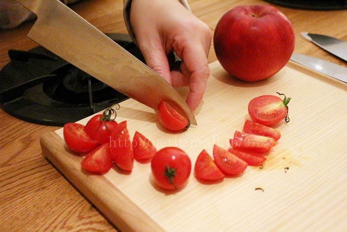 ベルメゾン　ギザ刃包丁でトマトを試し切り